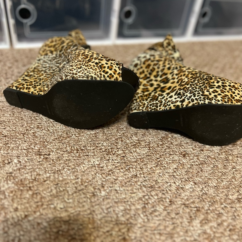 Exotic cheetah print hi stacked heels - Picture 3 of 7